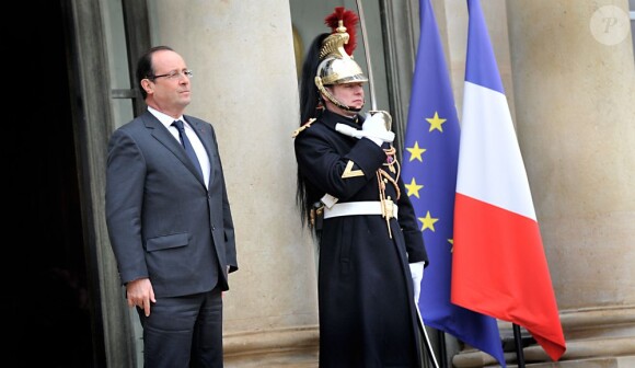 Francois Hollande sur le perron de l'Elysée, le 7 decembre 2012. Le Président français est le sujet le plus discuté sur Facebook par les citoyens.