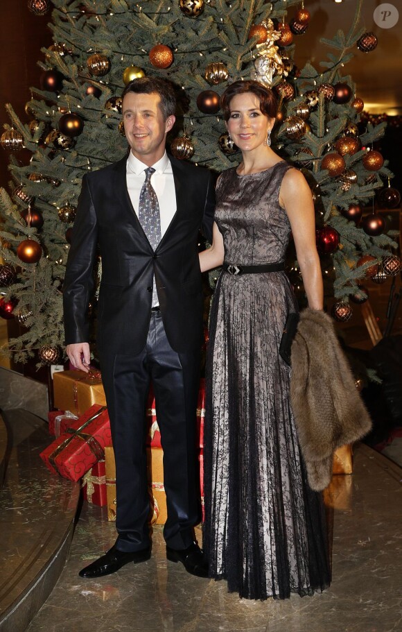 Le prince Frederik et la princesse Mary lors d'un dîner de Noël à l'ambassade du Danemark à Pékin le 8 décembre 2012, au dernier jour de leur visite officielle en Chine.