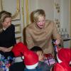 La princesse Charlene de Monaco était ravie de distribuer des cadeaux lors de la fête de Noël annuelle pour les enfants monégasques au palais princier, le 12 décembre 2012.