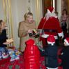 La princesse Charlene de Monaco était ravie de distribuer des cadeaux lors de la fête de Noël annuelle pour les enfants monégasques au palais princier, le 12 décembre 2012.