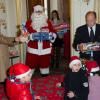 La princesse Charlene et le prince Albert II de Monaco étaient ravis de distribuer des cadeaux lors de la fête de Noël annuelle pour les enfants monégasques au palais princier, le 12 décembre 2012.