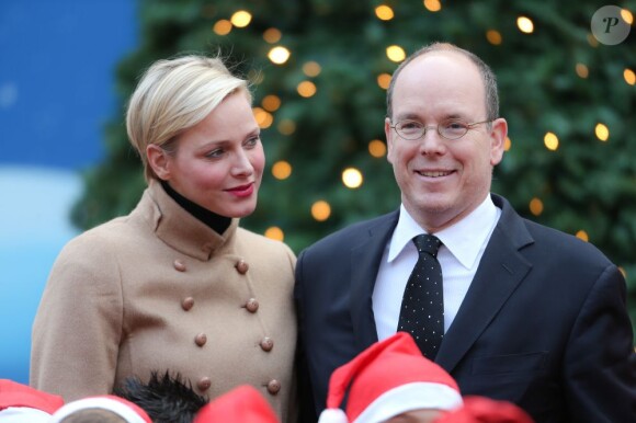 La princesse Charlene et le prince Albert de Monaco ont animé avec beaucoup de plaisir la traditionnelle fête de Noël au palais pour les enfants monégasques, le 12 décembre 2012.