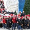 Il y avait du monde sur le perron du palais ! La princesse Charlene et le prince Albert de Monaco ont animé avec beaucoup de plaisir la traditionnelle fête de Noël au palais pour les enfants monégasques, le 12 décembre 2012.