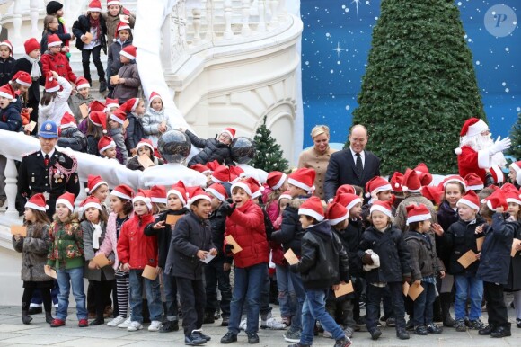 Il y avait du monde sur le perron du palais ! La princesse Charlene et le prince Albert de Monaco ont animé avec beaucoup de plaisir la traditionnelle fête de Noël au palais pour les enfants monégasques, le 12 décembre 2012.