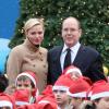 La princesse Charlene et le prince Albert de Monaco ont animé avec beaucoup de plaisir la traditionnelle fête de Noël au palais pour les enfants monégasques, le 12 décembre 2012.