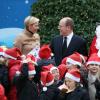 Charlene et Albert de Monaco ont posé avec les enfants, tous heureux, lors de la la traditionnelle fête de Noël au palais pour les enfants monégasques, le 12 décembre 2012.