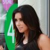 Kim Kardashian en pleine séance shopping à Miami Beach. Le 12 décembre 2012.