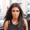 Kim Kardashian, sexy dans son top court et sa jupe en cuir Alexander McQueen, fait du shopping à Miami Beach. Le 12 décembre 2012.