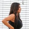 Kim Kardashian, tout de noir vêtue avec un top court, une jupe en cuir Alexander McQueen et des souliers Gianvito Rossi, fait quelques emplettes à Miami Beach. Le 12 décembre 2012.