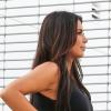 Kim Kardashian, tout de noir vêtue avec un top court, une jupe en cuir Alexander McQueen et des souliers Gianvito Rossi, fait quelques emplettes à Miami Beach. Le 12 décembre 2012.
