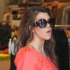 Kourtney Kardashian fait du shopping habillée de lunettes Prada, d'une jupe Ani Lee, d'un sac Céline et de souliers Yves Saint Laurent. Miami Beach, le 12 décembre 2012.