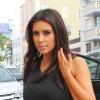 Kim Kardashian, moulée à la perfection dans sa jupe en cuir Alexander McQueen qu'elle porte avec un top court et des souliers Gianvito Rossi, fait du shopping avec style. Miami Beach, le 12 décembre 2012.