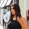 Kim Kardashian, moulée à la perfection dans sa jupe en cuir Alexander McQueen qu'elle porte avec un top court et des souliers Gianvito Rossi, fait du shopping avec style. Miami Beach, le 12 décembre 2012.