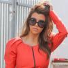 Kourtney Kardashian fait du shopping habillée de lunettes Prada, d'une jupe Ani Lee, d'un sac Céline et de souliers Yves Saint Laurent. Miami Beach, le 12 décembre 2012.
