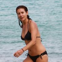 Kate Walsh, fière de son corps de rêve: Farniente sur la plage avec son amoureux