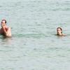 Kate Walsh se baigne avec son petit ami Chris Case à Miami, le 13 décembre 2012