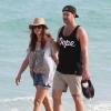 Kate Walsh en vacances se promène sur la plage avec son petit ami Chris Case àMiami, le 12 decembre 2012.