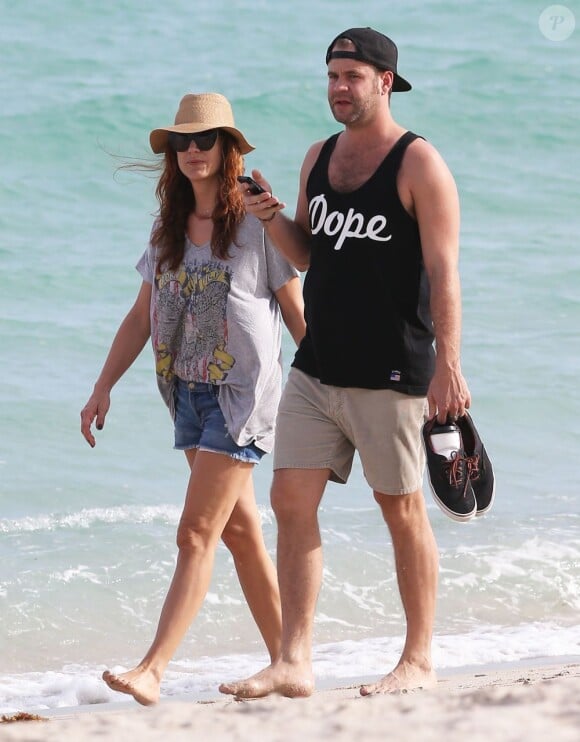 Kate Walsh en vacances se promène sur la plage avec son petit ami Chris Case àMiami, le 12 decembre 2012.