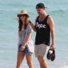 Kate Walsh se promène sur la plage avec son petit ami Chris Case àMiami, le 12 decembre 2012.