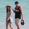 Kate Walsh se promène sur la plage avec son petit ami Chris Case àMiami, le 12 decembre 2012.
