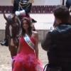 Miss France 2013, époustouflante, au lendemain de son sacre du 8 décembre 2012, prenant la pose avec la Garde républicaine.