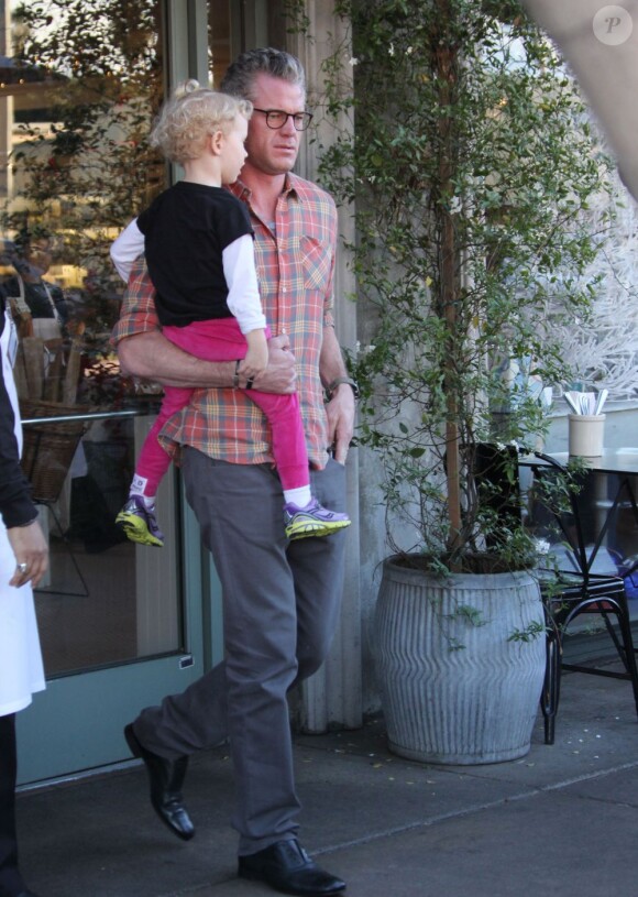 Rebecca Gayheart au restaurant avec son mari Eric Dane et leur fille Billie à Los Angeles, le 13 décembre 2012.