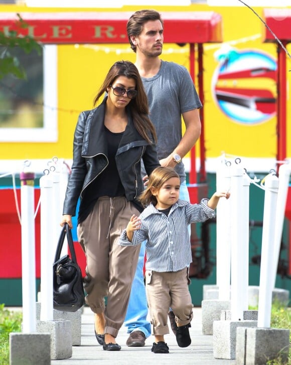 Kourtney Kardashian, Scott Disick avec leur fils Mason, le 14 décembre 2012. Ils ont visité le musée Gold Coast Railroad puis sont allés au zoo.
