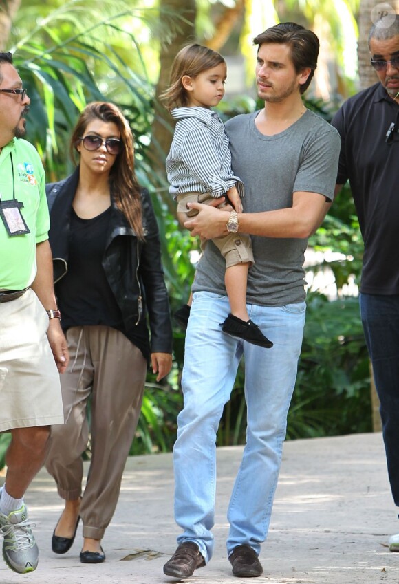 Kourtney Kardashian et son mari Scott Disick passent la journée à Miami avec leur fils Mason, le 14 décembre 2012. Ils ont visité le musée Gold Coast Railroad puis sont allés au zoo.