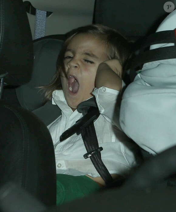 La famille Kardashian va fêter l'anniversaire de Mason Disick à Miami, le 14 décembre 2012. Le petite garçon semble très fatigué.