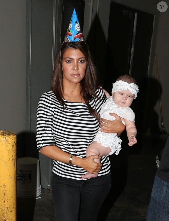 La famille Kardashian va fêter l'anniversaire de Mason Disick à Miami, le 14 décembre 2012. Ici on peut voir Kourtney et la petite dernière de la famille.
