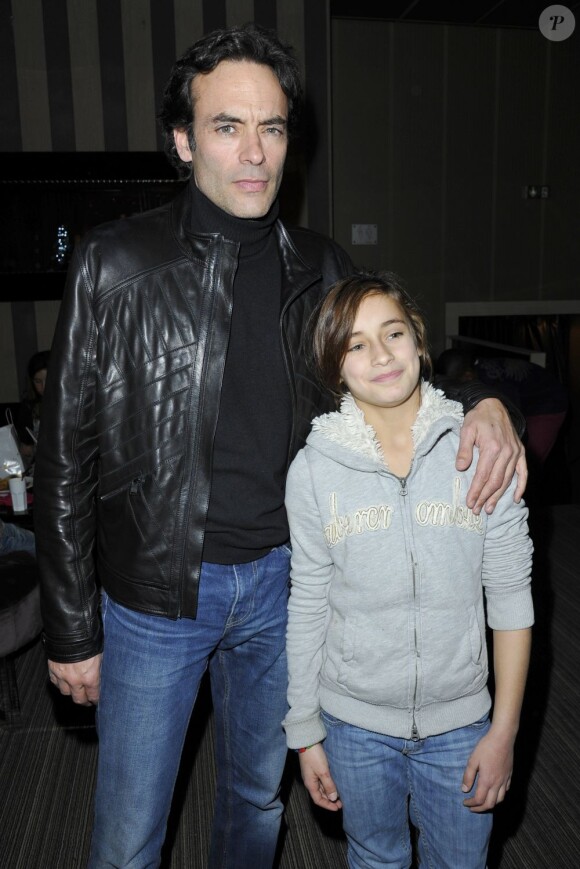 Anthony Delon et sa fille Liv Delon au Noël des P'tits Cracks au Club de l'Arc à Paris, le 15 décembre 2012. L'association Les P'tits Cracks soutient les enfants malade du cancer.