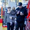 Pink, son mari Carey Hart et leur fille Willow se promènent dans les rues de Los Angeles, le 15 décembre 2012.