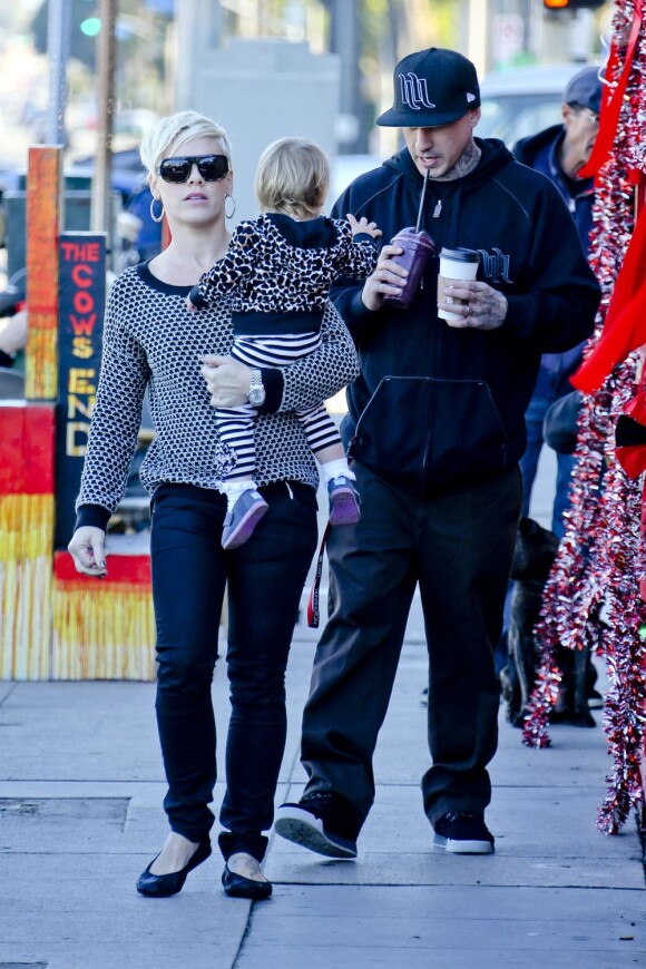 Pink, son mari Carey Hart et leur fille Willow se promènent dans les rues de Los Angeles, le 15 décembre 2012.