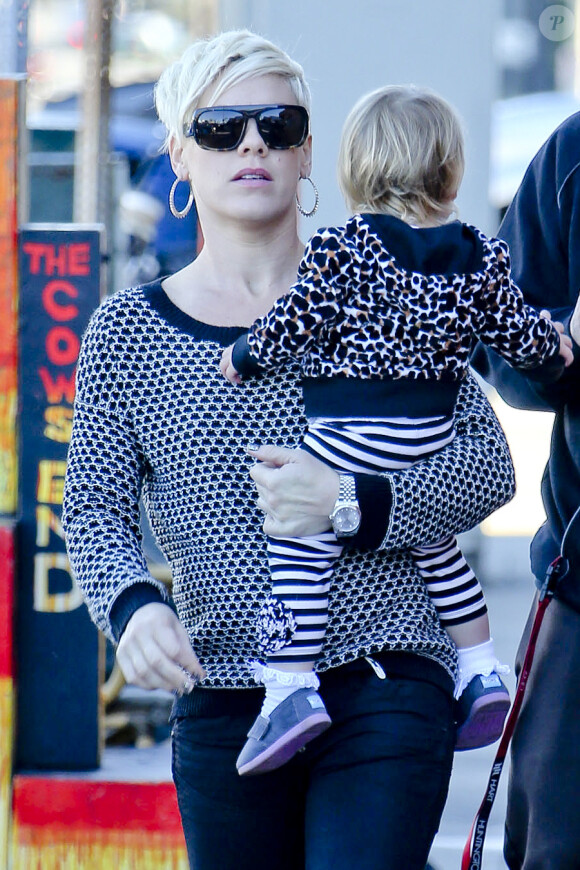 Pink et sa fille Willow dans les rues de Los Angeles, le 15 décembre 2012.