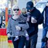 Pink, son mari Carey Hart et leur fille Willow se promènent dans les rues de Los Angeles, le 15 décembre 2012.