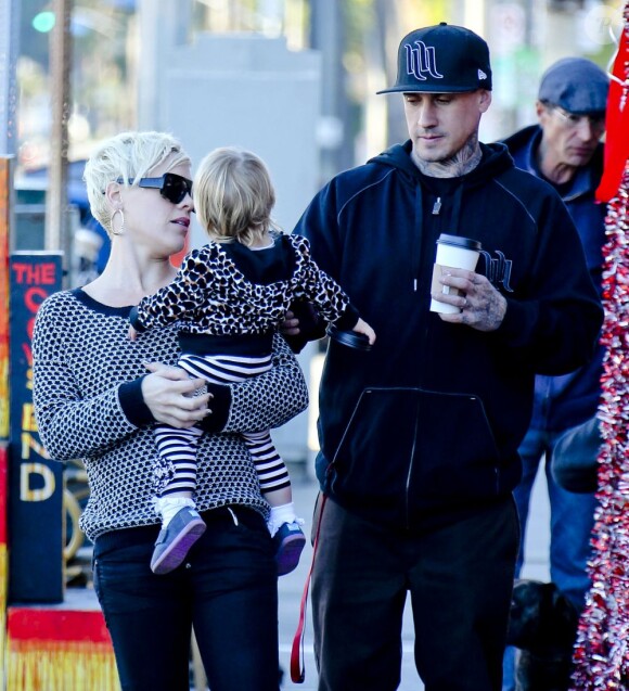 Pink, son mari Carey Hart et leur fille Willow, 1 an et 5 mois, se promènent dans les rues de Los Angeles, le 15 décembre 2012.
