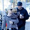 Pink, Carey Hart et leur fille Willow se promènent dans les rues de Los Angeles, le 15 décembre 2012.