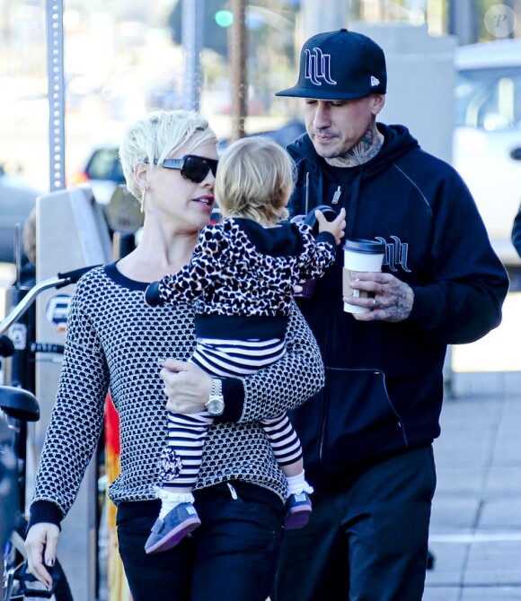 Pink, Carey Hart et leur fille Willow se promènent dans les rues de Los Angeles, le 15 décembre 2012.