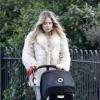 Sienna Miller et sa fille Marlowe en balade dans un parc de Londres, décembre 2012.