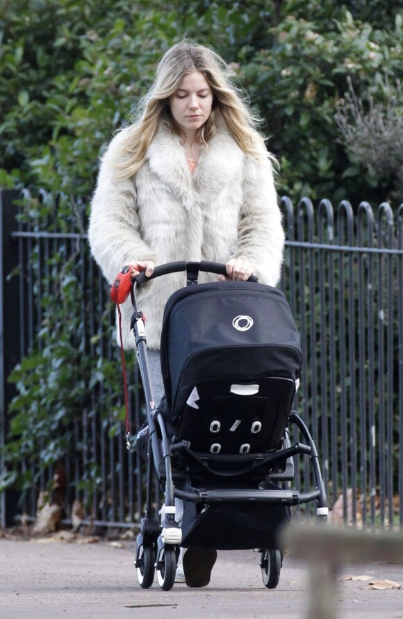 Sienna Miller et sa fille Marlowe en balade dans un parc de Londres, décembre 2012.