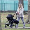 Sienna Miller et sa fille Marlowe se promènent dans un parc de Londres, décembre 2012.