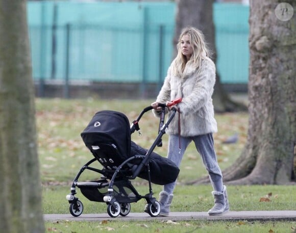 Sienna Miller et sa fille Marlowe se promènent dans un parc de Londres, décembre 2012.