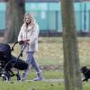 Sienna Miller et sa fille Marlowe en balade dans un parc de Londres, décembre 2012.