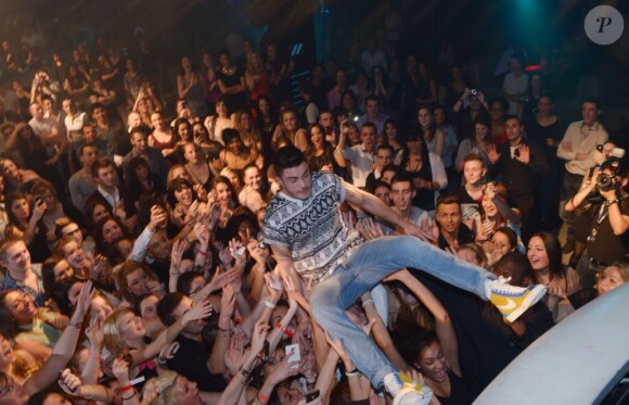 EXCLU : Baptiste Giabiconi, en concert au Métropolis, se jette dans la foule, samedi 15 décembre 2012