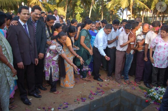 Les obsèques de Jacintha Saldhana, ont eu lieu en présence de son mari Benedict Barboza, son fils de 16 ans, Junal, et sa fille de 14 ans, Lisha, dans la petite ville de Shirva, dans le Sud-Ouest de l'Inde, le 17 décembre 2012.