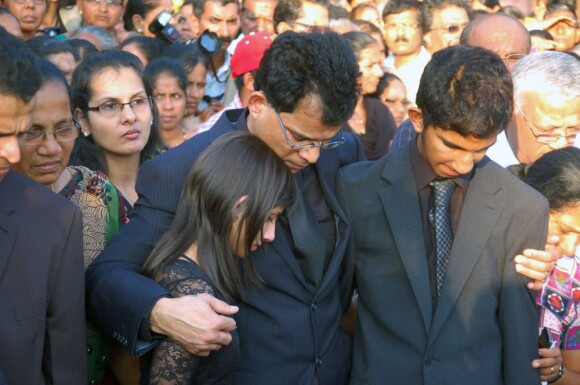 Les obsèques de Jacintha Saldhana, ont eu lieu en présence de son époux Benedict Barboza, son fils de 16 ans, Junal, et sa fille de 14 ans, Lisha, dans la ville de Shirva, dans le Sud-Ouest de l'Inde, le 17 décembre 2012.