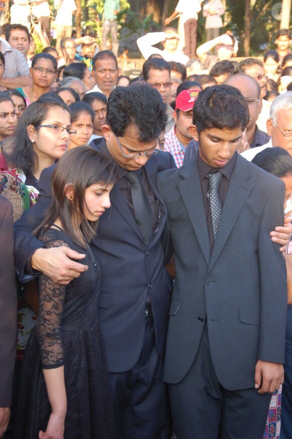 Les obsèques de l'infirmière Jacintha Saldhana, ont eu lieu en présence de son mari Benedict Barboza, son fils de 16 ans, Junal, et sa fille de 14 ans, Lisha, dans la ville de Shirva, dans le Sud-Ouest de l'Inde, le 17 décembre 2012.