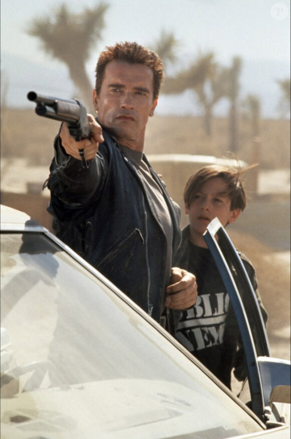 Arnold Schwarzenegger et Edward Furlong dans Terminator 2 : Le Jugement dernier (1991) de James Cameron.