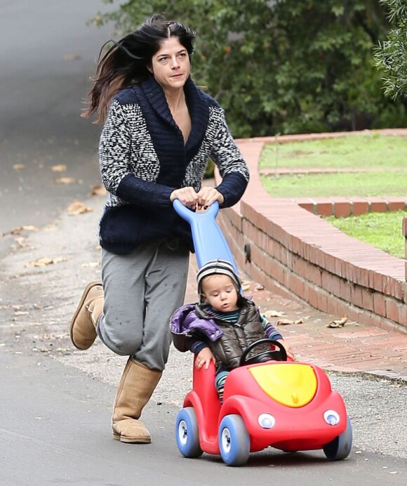 Selma Blair court pour son fils en voiture au parc Laurel Canyon de Los Angeles, le 16 décembre 2012.