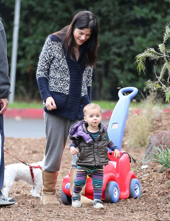 Selma Blair et son adorable fils Arthur au parc Laurel Canyon de Los Angeles, le 16 décembre 2012.